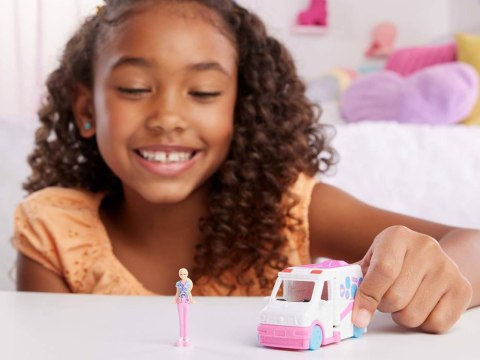 Mattel Mini Barbie Land Lalka lekarka + autko karetka pogotowia ZA6038 D