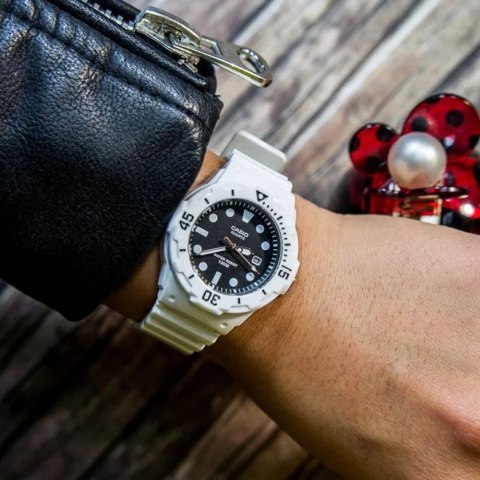 ZEGAREK DAMSKI CASIO LRW-200H 1EV (zd557c)