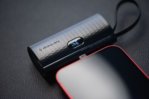 Powerbank Forcell F-Energy Power Plug F5K3 PD 20W 5000 mAh z wbudowanym złączem Lightning czarny
