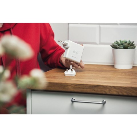 Wielofunkcyjna ładowarka Forcell F-Energy 4w1 2 x USB A + USB C 15W + power bank 8000mAh + ładowanie bezprzewodowe biała