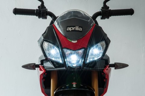 MOTOR NA AKUMULATOR APRILIA TUONO V4 CZERWONY