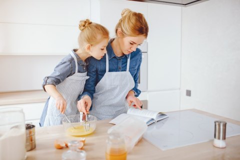 Pomocnik kuchenny dla dzieci - drewniany